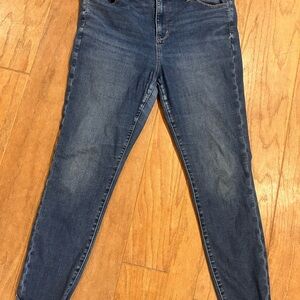 American Eagle Outfitters Women's Skinny Jeans in Mid Blue Wash